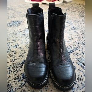Sorel Black Croc-Pattern Ankle Boots Size 9